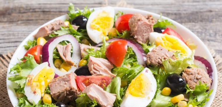 Cách làm salad cá ngừ ngâm dầu với trứng luộc như thế nào?

