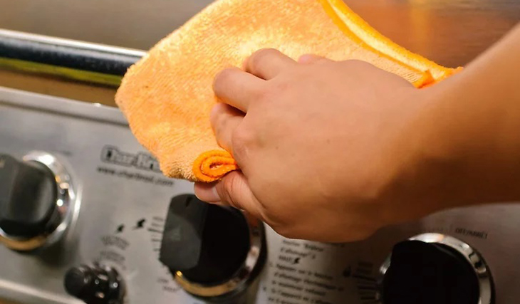 7 bước vệ sinh bếp nướng điện sạch bong, đơn giản