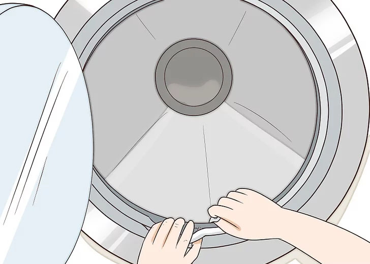 Vệ sinh tấm cao su chặn nước ở máy giặt cửa ngang cũng giúp tăng tuổi thọ bộ lọc cặn