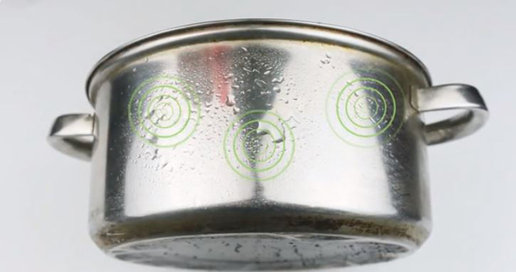 Spray vinegar on the surface of the pan