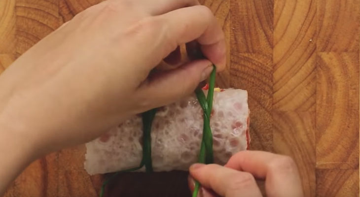 Cố định bằng hành lá chần