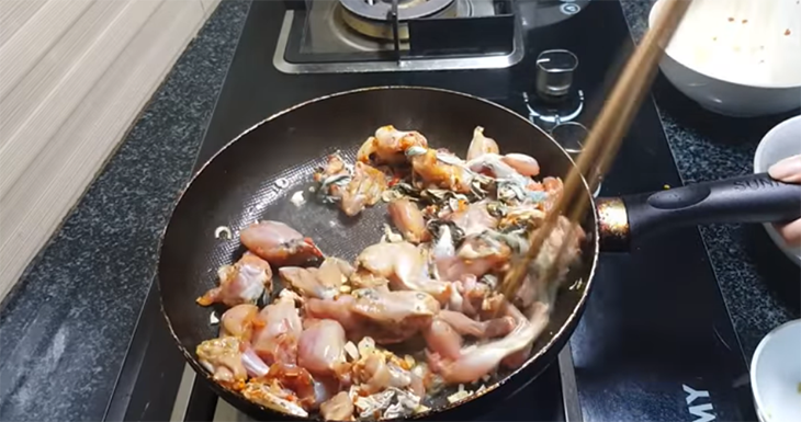 Bước 2 Xào thịt ếch Ếch nấu (om) chuối đậu phụ