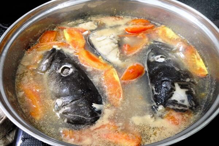 Nấu nước dùng cho bún chả cá Nấu nước dùng cho bún chả cá