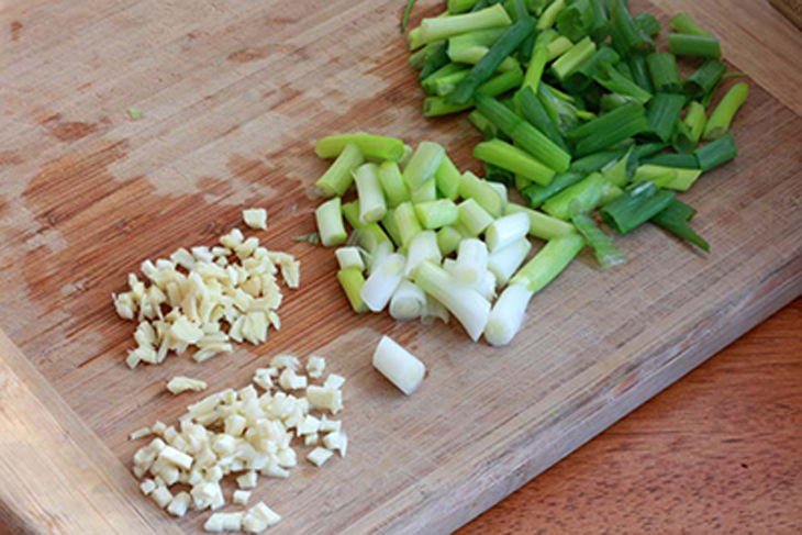 Bước 1 Sơ chế nguyên liệu Ngao (nghêu) xào bơ tỏi