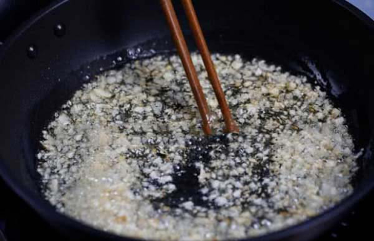 Bước 3 Làm ngao xào sốt me Ngao (nghêu) xào chua ngọt