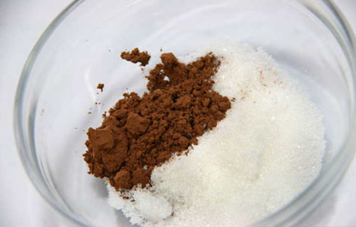 trộn bột cacao với đường