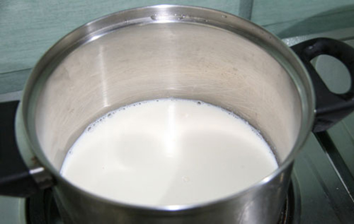 cho sữa vào nồi