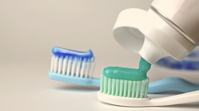 Dùng kem đánh răng có chứa fluoride