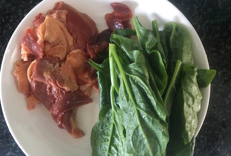 Mẹ vào bếp làm món cháo bồ câu rau mồng tơi bổ dưỡng cho bé Mẹ vào bếp làm món cháo bồ câu rau mồng tơi bổ dưỡng cho bé