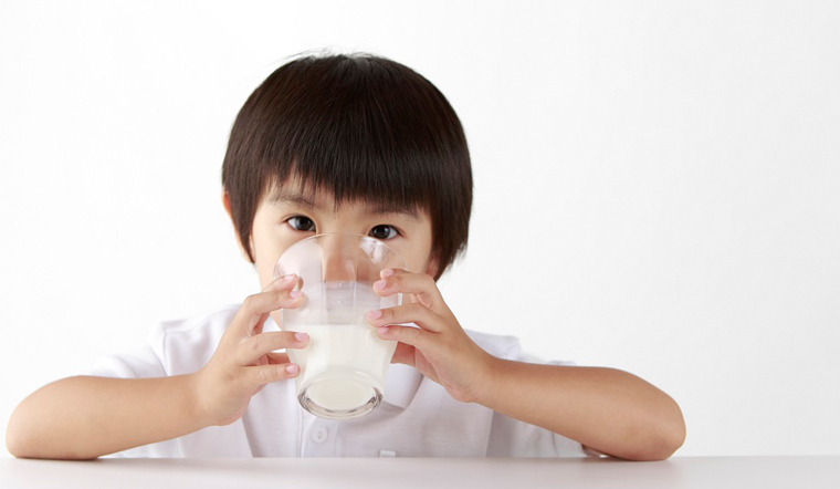 Có nên cho bé uống sữa tươi buổi tối? Đây là câu trả lời từ chuyên gia
