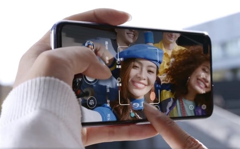 Huawei Nova 6 có màn hình đục lỗ