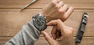 Hô biến dây đeo đồng hồ của bạn trở nên bắt mắt hơn với thủ thuật sau