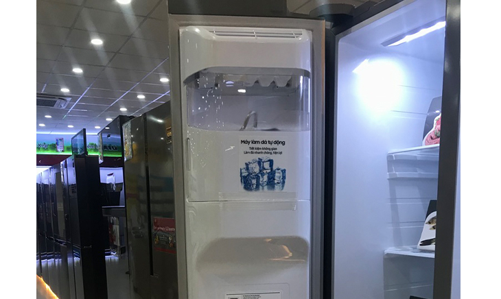 Đánh giá tổng quan tủ lạnh Samsung Inverter 602 lít RS65R5691B4/SV > Máy làm đá tự động