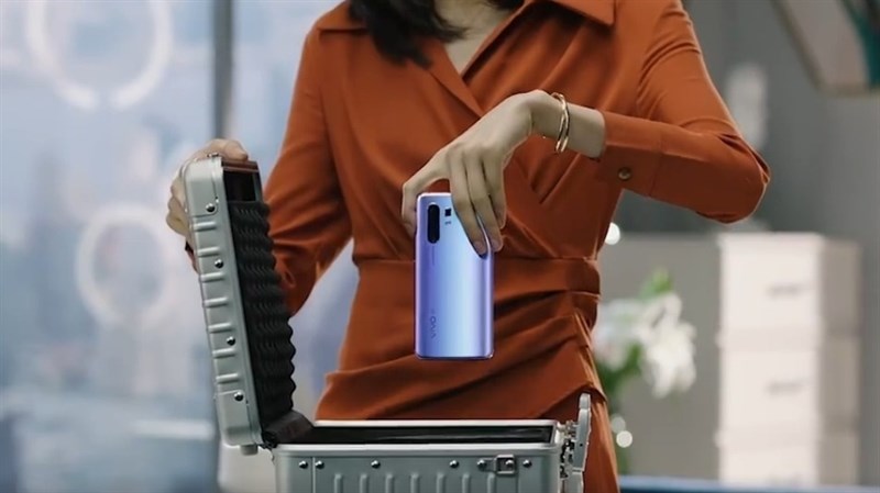 Vivo đăng quảng cáo cho Vivo X30, hé lộ mặt sau với thiết kế đổi màu, có ống kính tiềm vọng