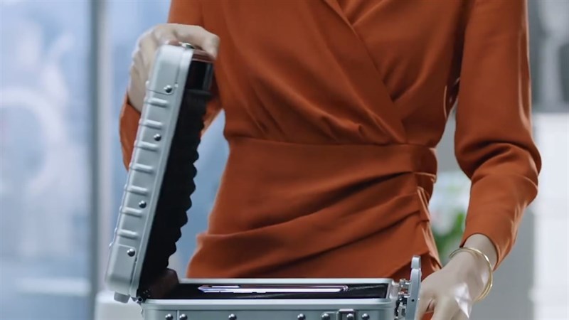 Vivo đăng quảng cáo cho Vivo X30, hé lộ mặt sau với thiết kế đổi màu, có ống kính tiềm vọng