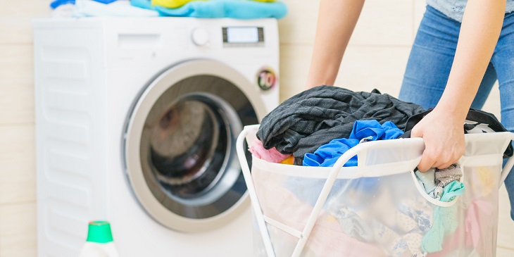 Nên phân loại quần áo trước khi cho vào giặt