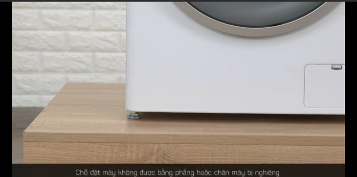 Đặt máy giặt ở chỗ không bằng phẳng hoặc chân máy bị nghiêng