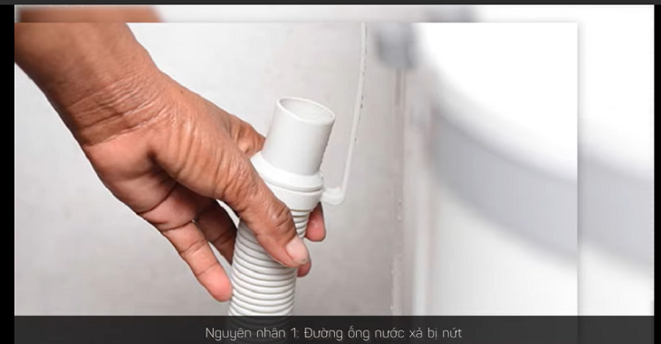 Đường ống nước xả bị nứt