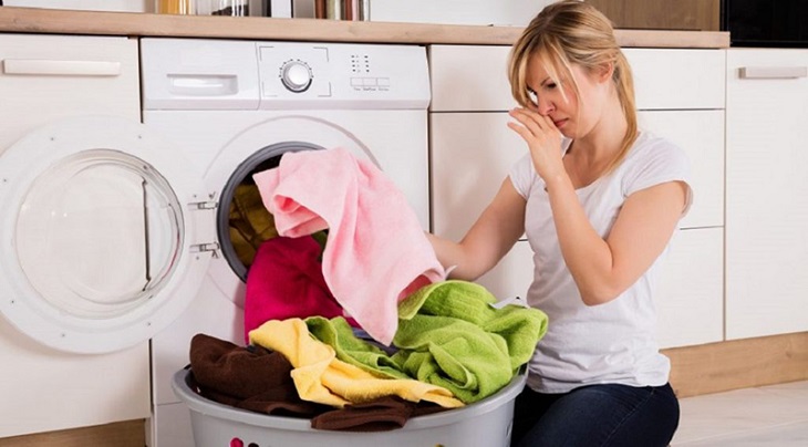 Quần áo bị bốc mùi vì để trong máy giặt quá lâu