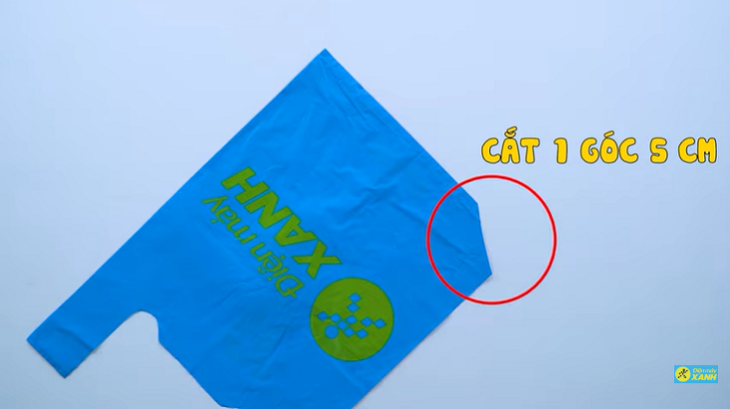 Cut a diagonal line at the bottom of the nylon bag about 5cm