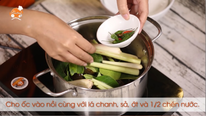 Bí quyết luộc ốc sạch, thịt ốc giòn và thơm chanh sả