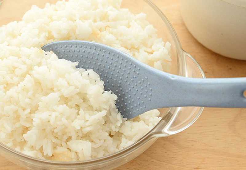 Bạn sẽ ngã ngữa nếu biết công dụng của những chấm tròn trên muỗng xới Bạn sẽ ngã ngữa nếu biết công dụng của những chấm tròn trên muỗng xới