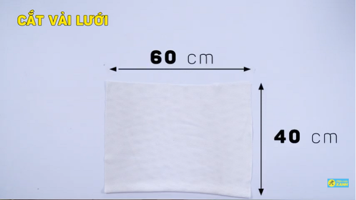 Cắt tấm vải lưới với kích thước chiều ngang 60cm và chiều dọc 40cm