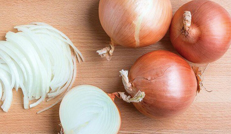 Tẩy sạch mọi vết bẩn trên áo trắng chỉ bằng củ hành tây