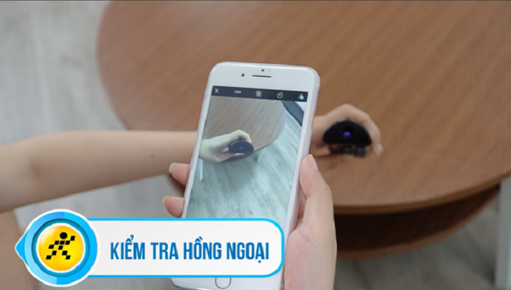 Đưa remote ra trước camera điện thoại hoặc ống kính máy ảnh