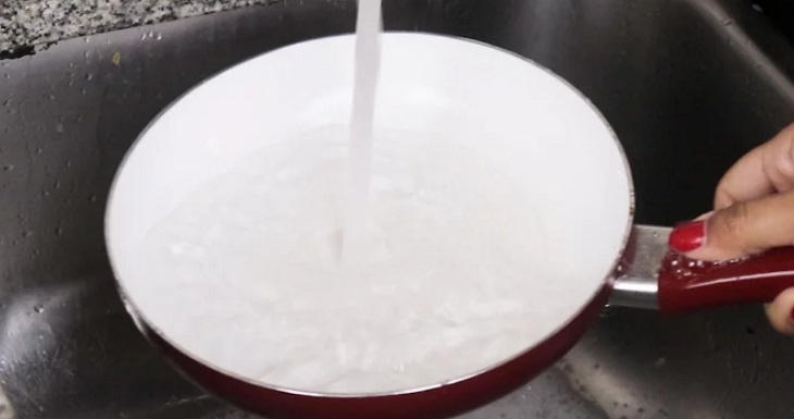 Rinse the ceramic pan under warm water