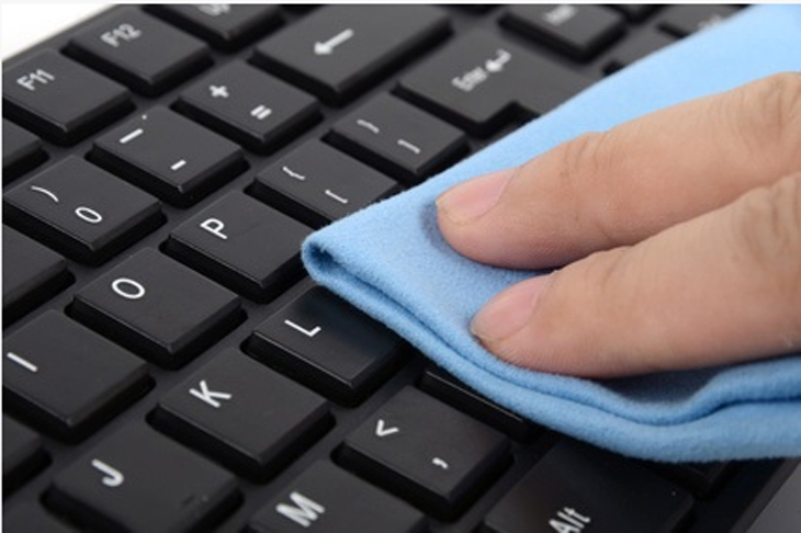 Dùng khăn tẩm ướt nước vệ sinh laptop rồi lau sạch bàn phím
