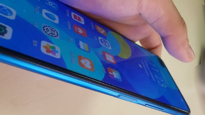 Huawei Nova 6 5G lộ ảnh trên tay ngoài đời thực, màn hình đục lỗ hình viên thuốc, mặt lưng có 4 camera Huawei Nova 6 5G lộ ảnh trên tay ngoài đời thực, màn hình đục lỗ hình viên thuốc, mặt lưng có 4 camera