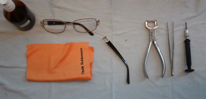 Hướng dẫn cách điều chỉnh gọng mắt kính vừa với khuôn mặt, không bị rộng