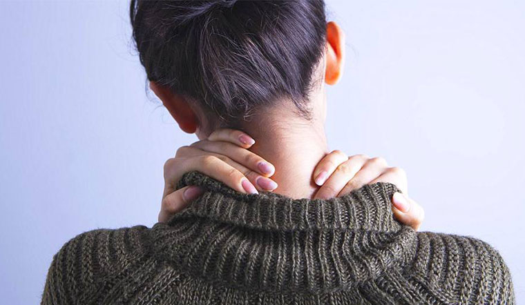 Thói quen bẻ cổ nghe rắc rắc, cảm thấy đã nhưng tác hại khó lường