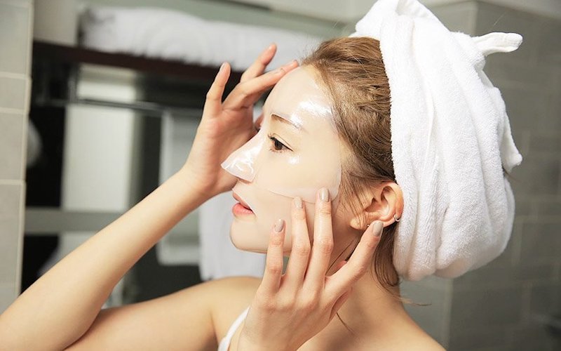 Sau khi tháo mặt nạ thì lớp dưỡng chất vẫn còn trên da, bạn không nên rửa mặt ngay