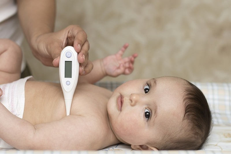 Nguyên nhân trẻ sơ sinh bị sốt và cha mẹ cần phải làm gì?