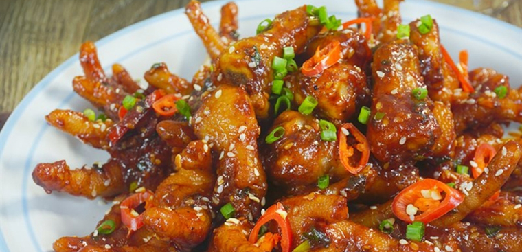 What is the recipe for making crispy fried chicken feet with tamarind sauce?