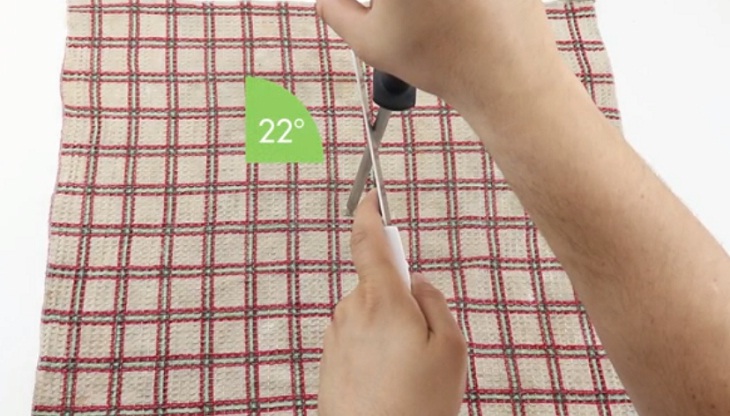 Xoay lưỡi dao về phía thanh để tạo góc khoảng 20 - 23 độ.