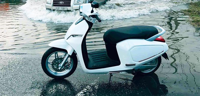 Xe máy điện đi đường ngập nước được không? Ngập bao nhiêu là an toàn?
