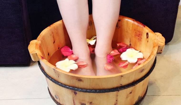 Thường xuyên ngâm chân với nước ấm giúp bắp chân mềm mại hơn