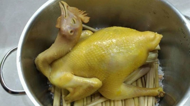 How to make steamed chicken with salt, fragrant, tender and delicious chicken