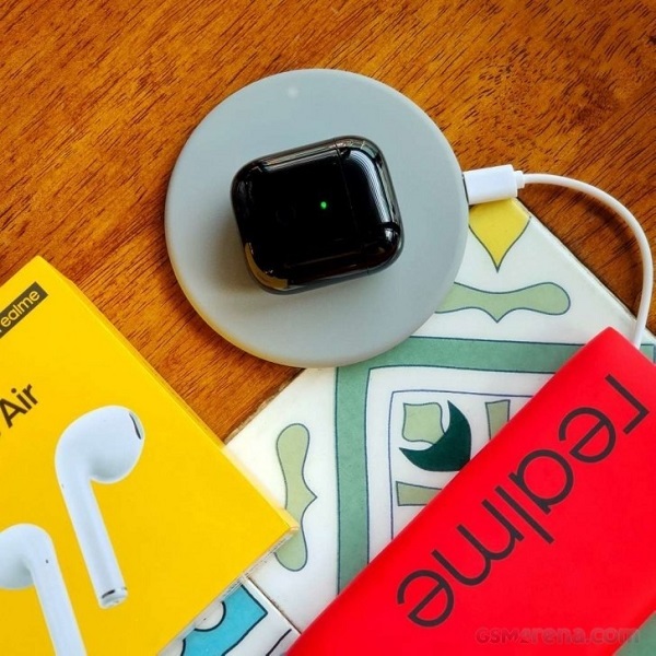 Không chỉ có thiết kế giống với AirPods mà Realme Buds Air cũng hỗ trợ sạc không dây tiện lợi