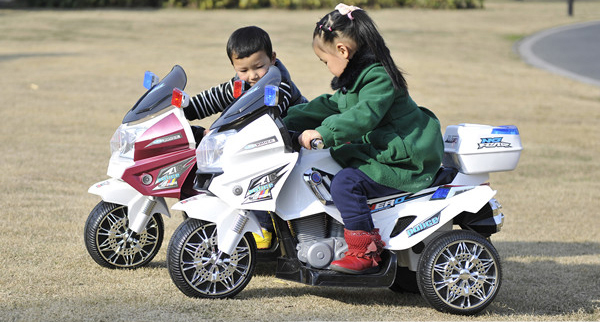 Xe điện 3 bánh dành cho trẻ em có cấu tạo nhỏ gọn giúp các bé dễ dàng sử dụng