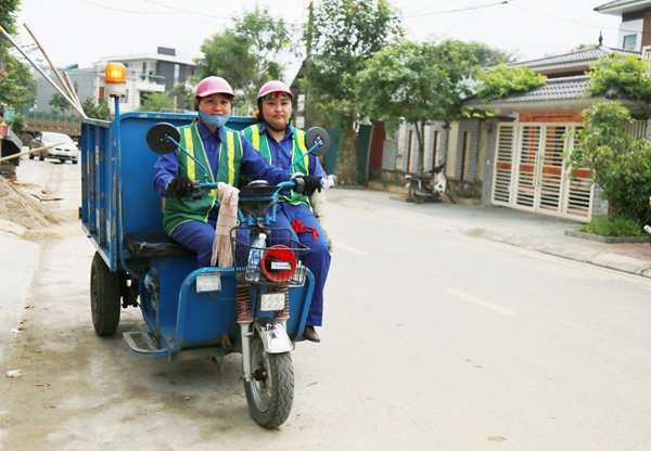 Xe điện 3 bánh tiến hành thu gom rác 