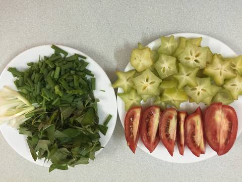 Bước 1 Sơ chế nguyên liệu Canh chua tôm nấu khế