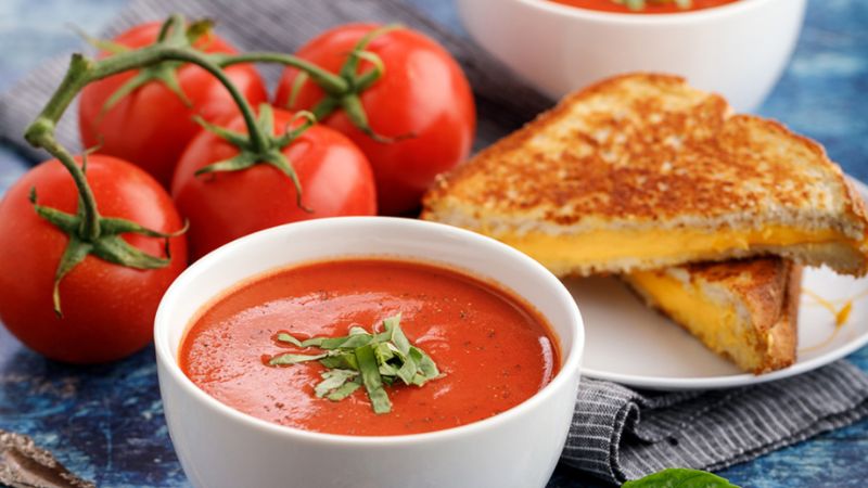 Súp cà chua ăn cùng bánh mì sandwich là thực đơn dành cho ngày thứ 4 