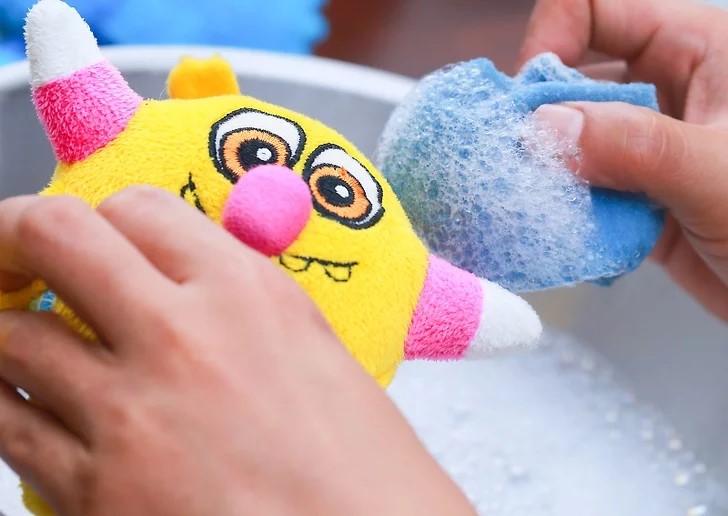 Wiping teddy bears with laundry detergent