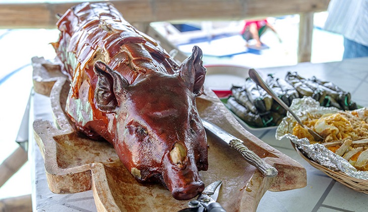 Lechon được l&agrave;m từ lợn sữa nguy&ecirc;n con, quay ch&iacute;n bằng than củi