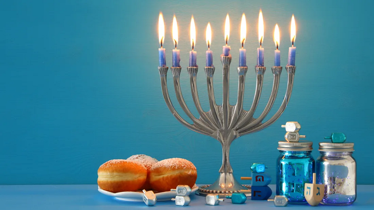 Để t&aacute;i cung hiến cho Ch&uacute;a họ phải thắp s&aacute;ng menorah