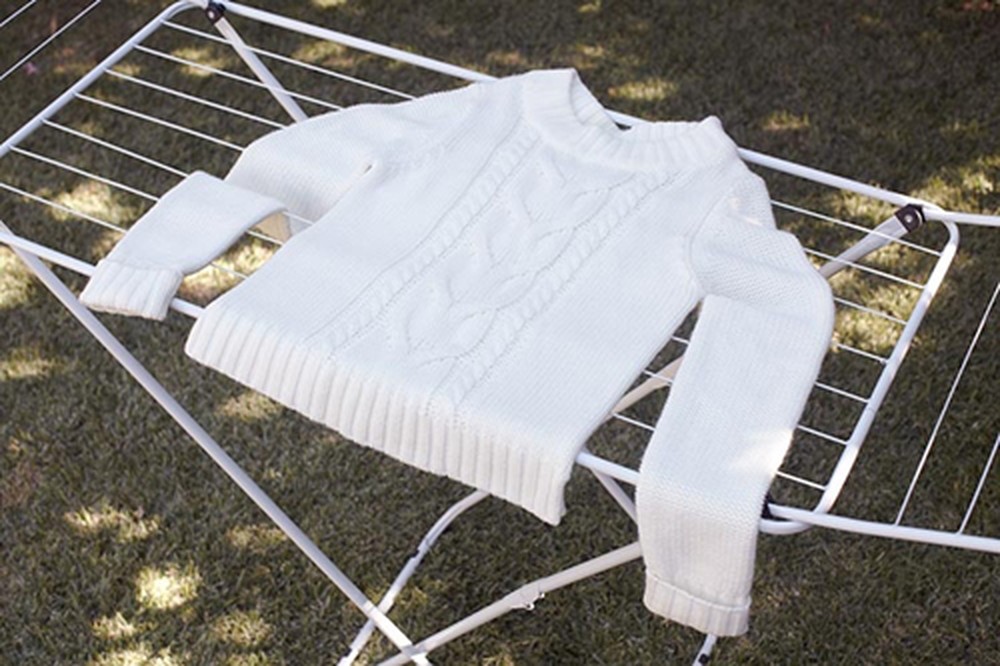 Treo áo len của bạn trên giá để chúng không bị ướt và ẩm ướt